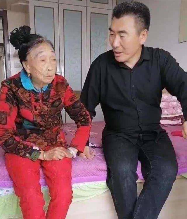 "婆孙恋"马玉琴去世,被小32岁丈夫当成摇钱树,为赚钱隐瞒死讯_李玉成