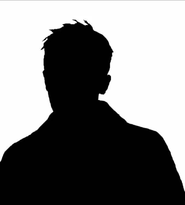 爆料者还提供了两张男明星背影图,有人猜测是王源,也有人猜测是王一博