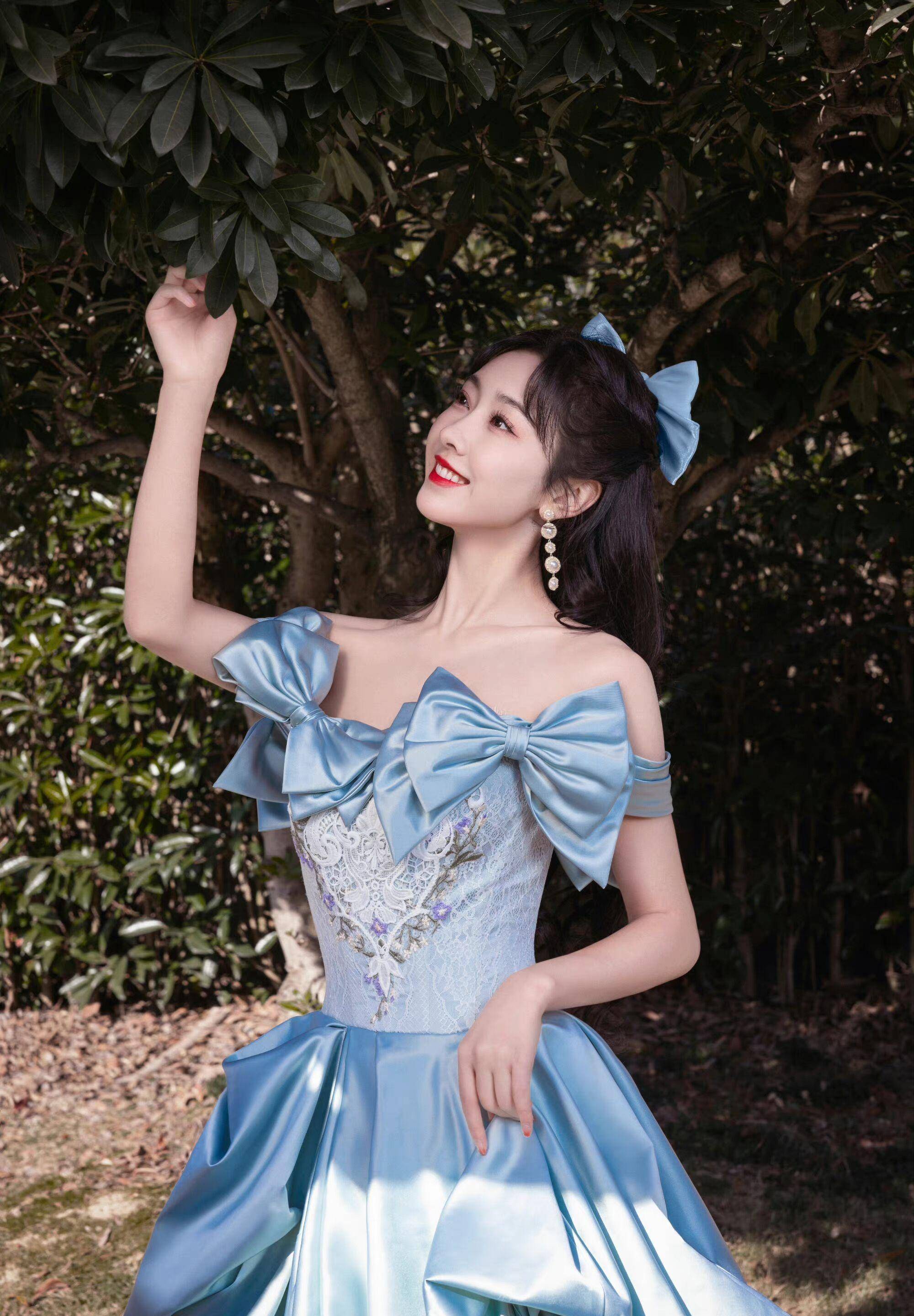 穿上蓝色礼服裙的宣璐,好让人心动_颜色_整体_女生