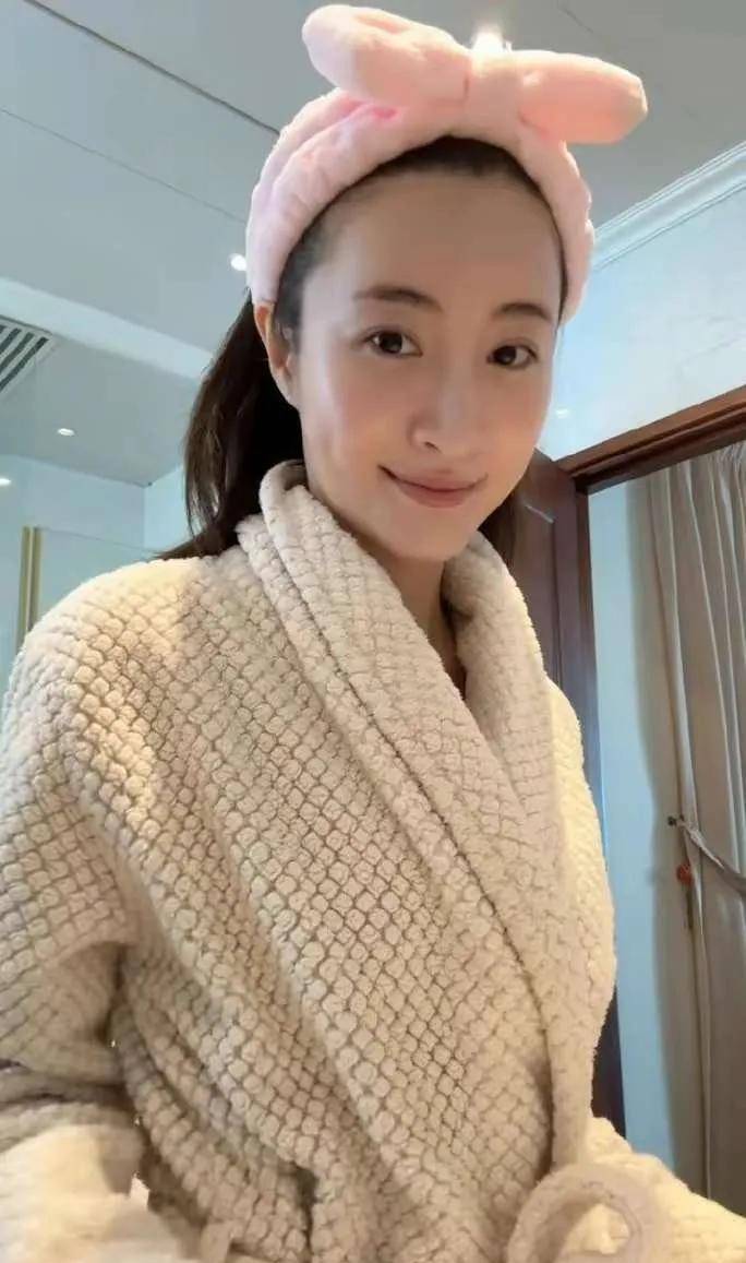 近期,香港女演员林身着纯白深v露背礼服拍摄照片,线条优美如水_林夏薇