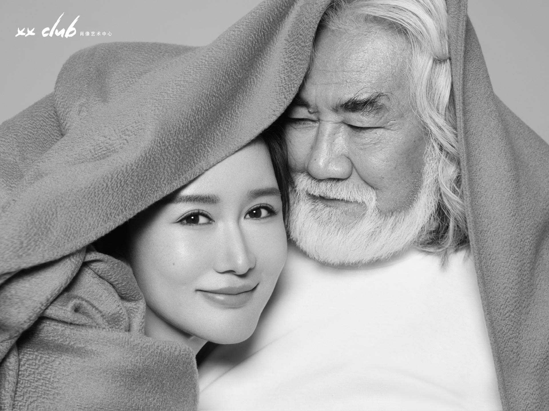 张纪中晒娇妻睡裙写真,满头白发显眼,文案暗藏"老翁纳妾"典故_杜星霖