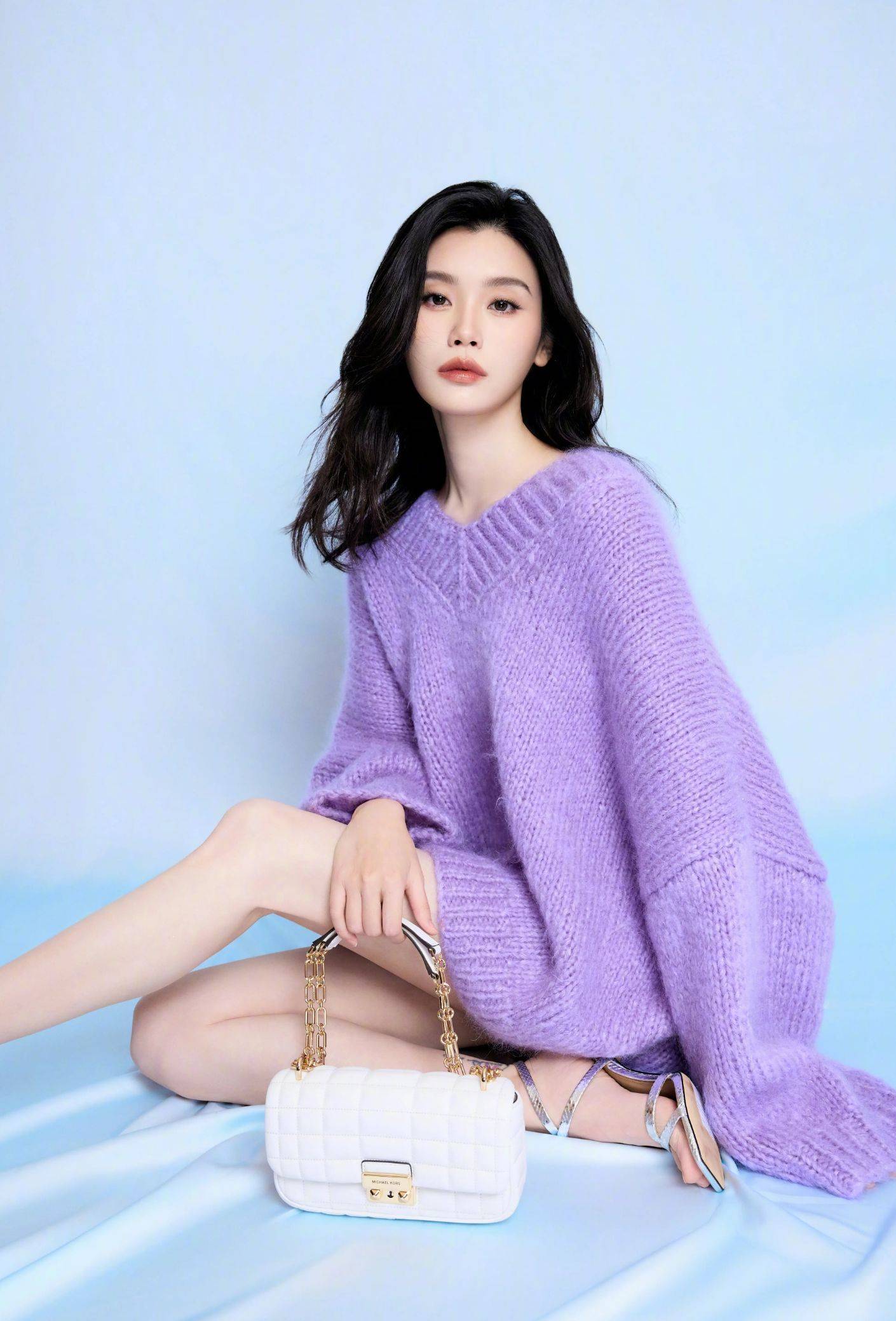 奚梦瑶穿针织毛衣知性温柔 下衣失踪美腿吸睛