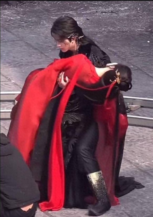 白鹿拍戏遇尴尬事,前罗云熙后敖瑞鹏,公主抱失败是男星的悲哀_陈丽君