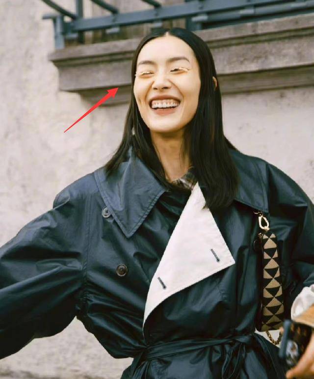 刘雯t台造型引热议,上身全露只有两根布条,太瘦脸颊凹陷严重_网友