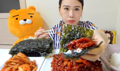 韩国美女大胃王吃八爪鱼,一口一个!吃的时候,还发出咀嚼声!