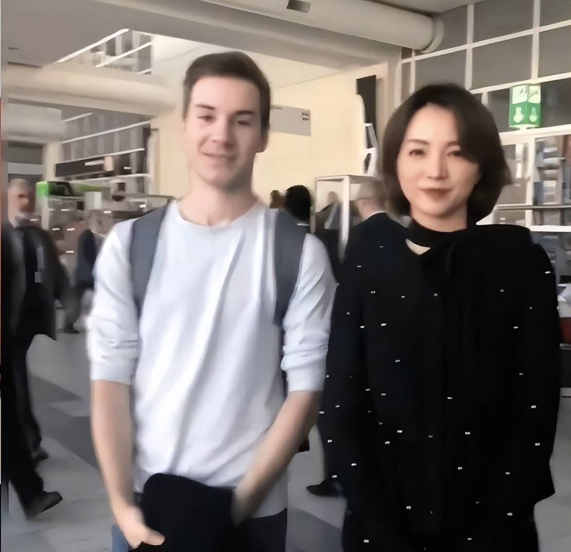 外国网友偶遇董卿!女方虽然不能上春晚,但状态一流_孩子_美国_龙洋