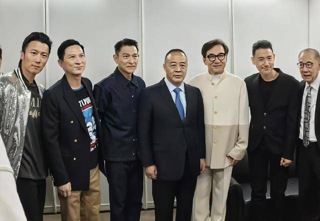 英皇电影巡礼大合影:古天乐成龙站老板身边,刘德华张学友破不和_谢霆