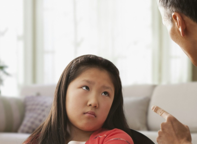 比起打骂,爸爸的这4种行为或许对孩子更不利,早知早好_父亲_手机_家长