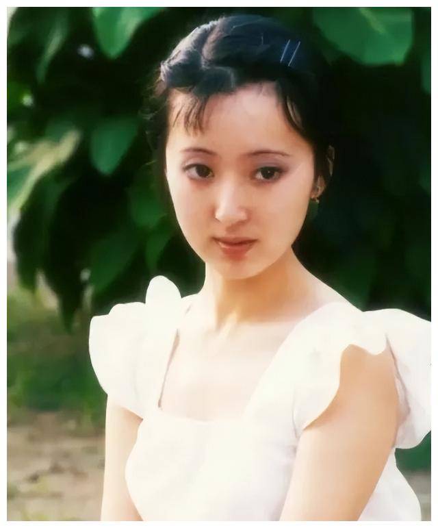 "最美林黛玉"陈晓旭:19岁爆红,35岁身价上亿,42岁夫妻双出家_柳絮