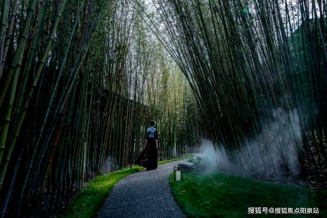 抬眼觀四時山間雲霧縹緲,側耳聽梵音唄唄得靜妙道,遠市塵輪鞅之喧