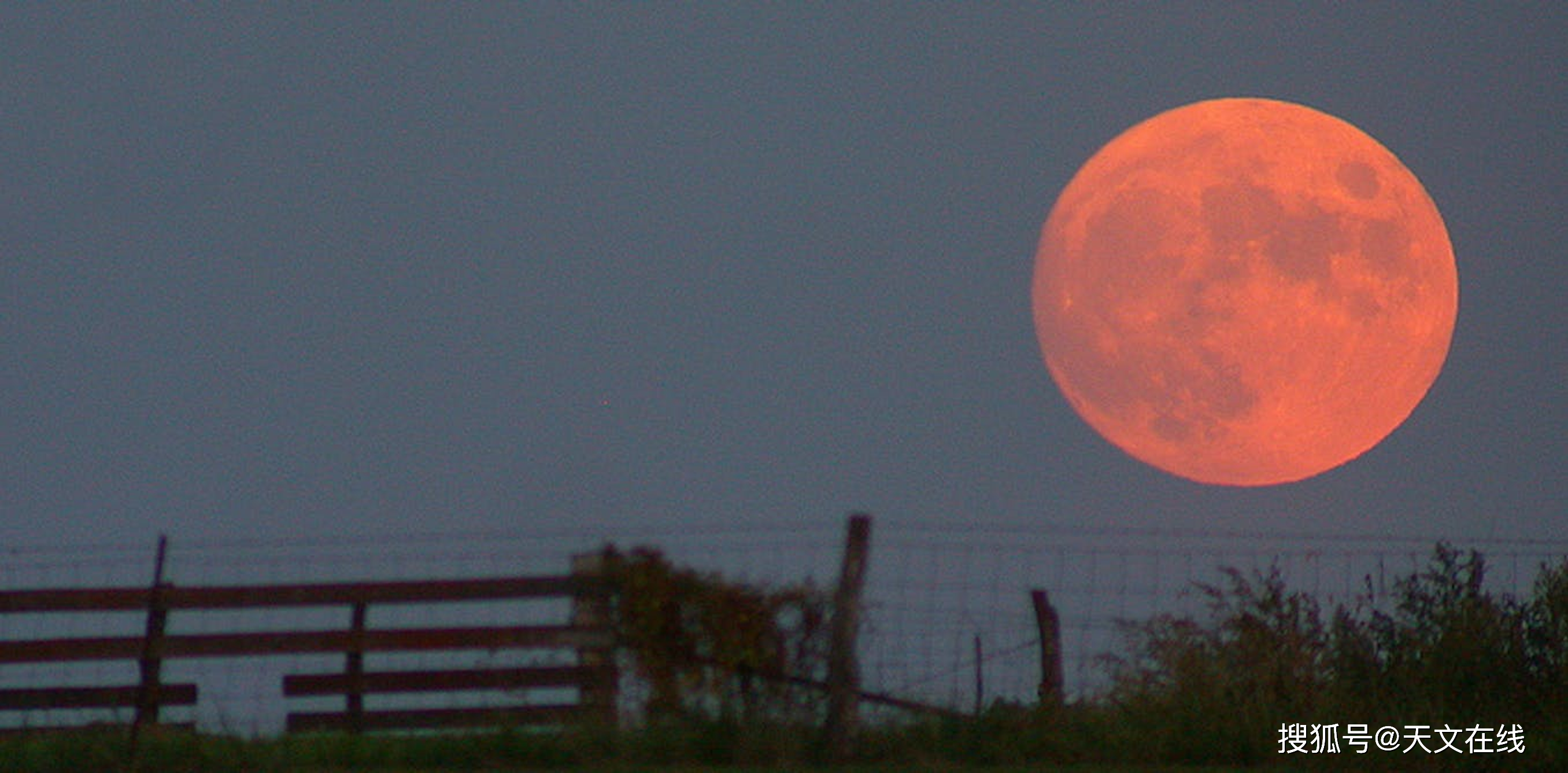 初升血月,大小反常,为什么月亮看起来离我们时远时近?
