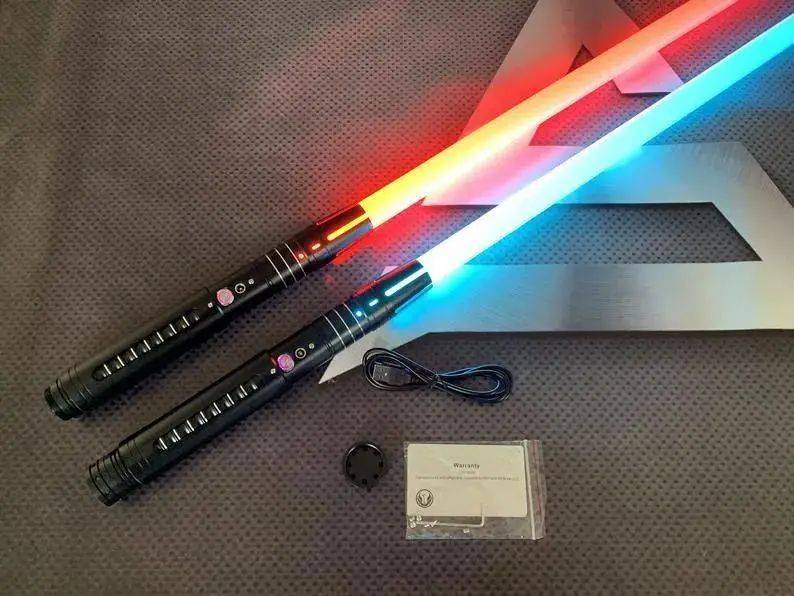 但多数方案是使用不可伸缩的灯管或荧光棒去模仿其外观,换句话说,就是