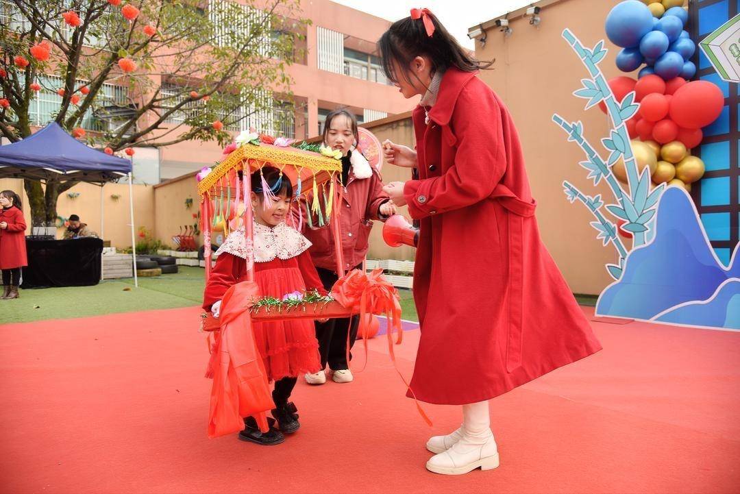 看舞狮,办年货,品美食…柏林阳光幼儿园变身新年庙会!
