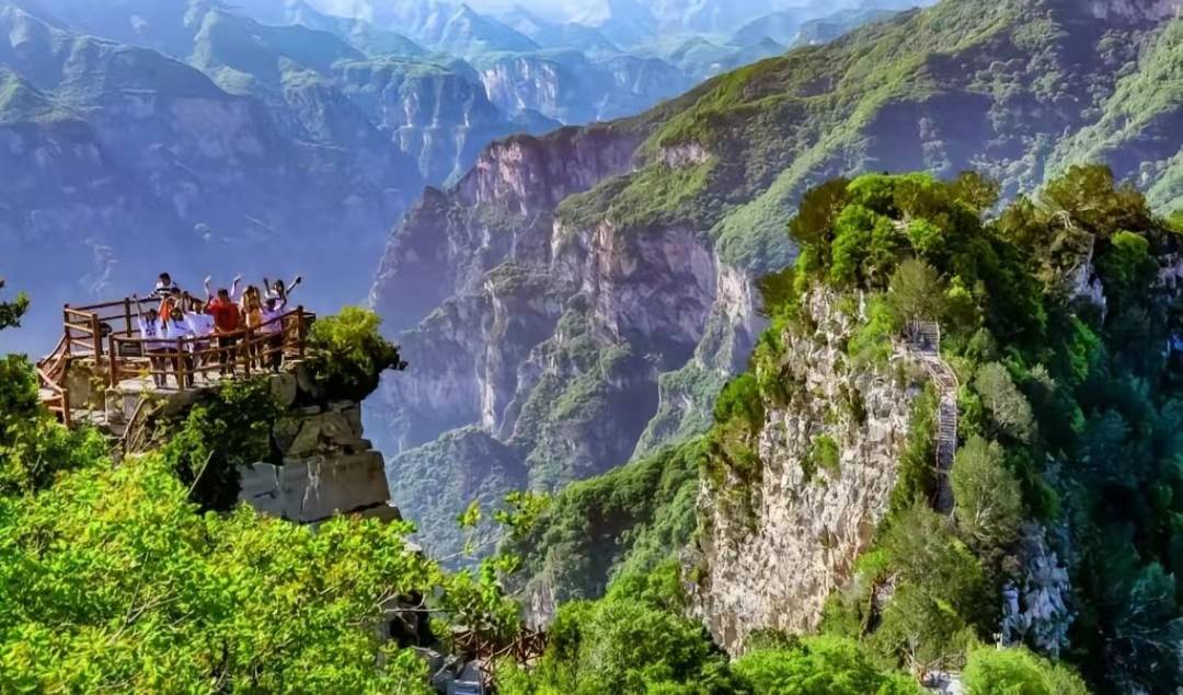 神农山风景区:神农山风景区是全球首批世界地质公园,世界自然基金