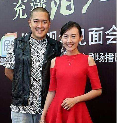 吕丽萍和儿子儿媳同框!63岁她素颜难掩优雅气质,婆媳两人似母女