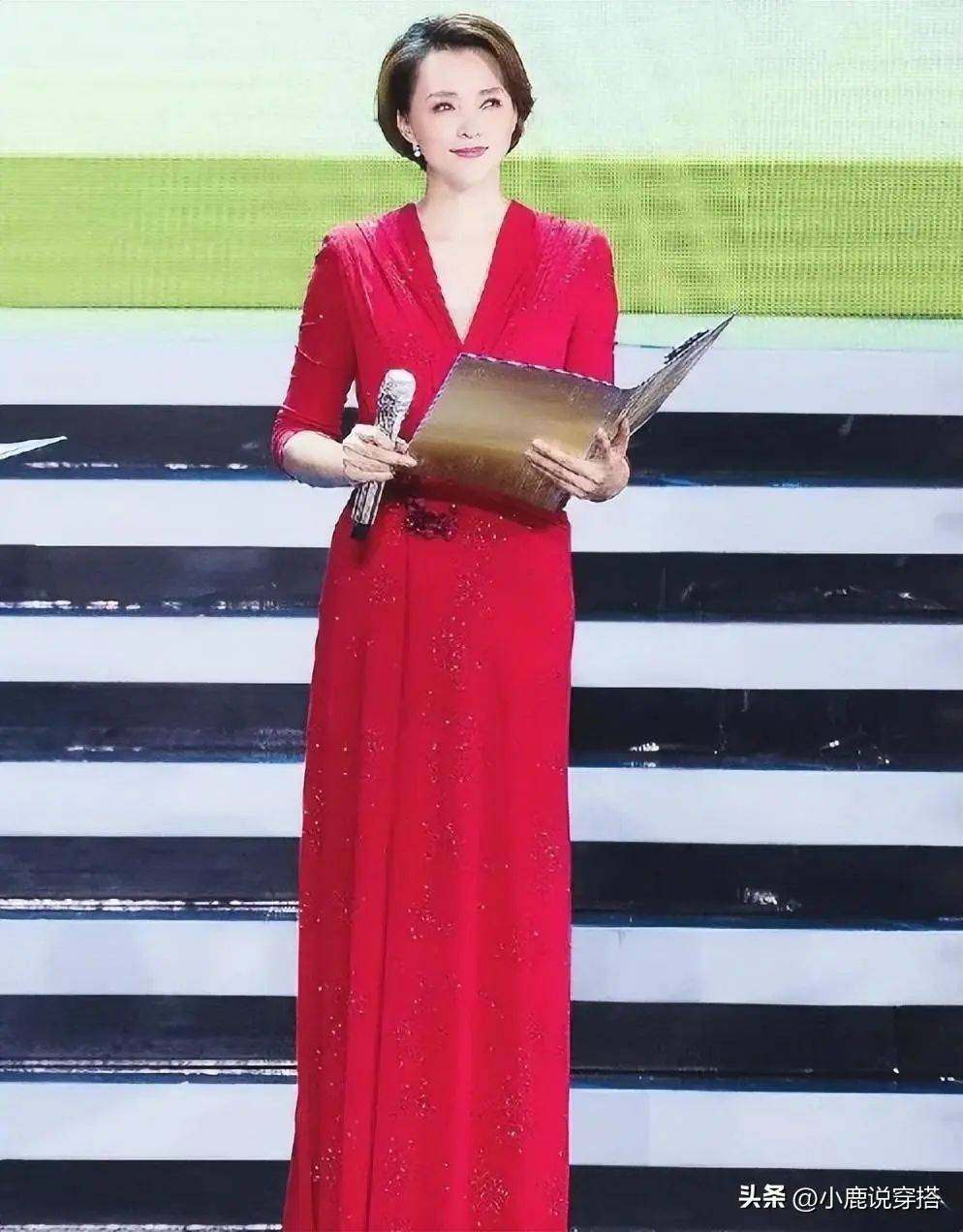 49岁董卿同框54岁周涛,一个穿搭简约却高级,一个用力过猛显俗气_时尚