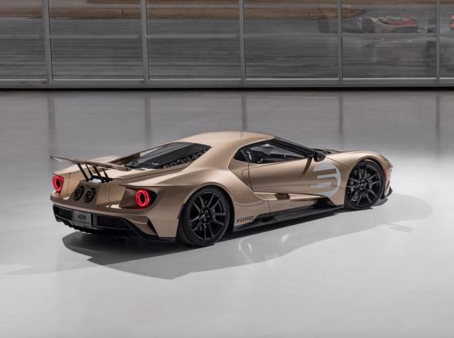 点评:福特gt,它是一款极为经典的超级跑车,自从一战打败了法拉利恩佐