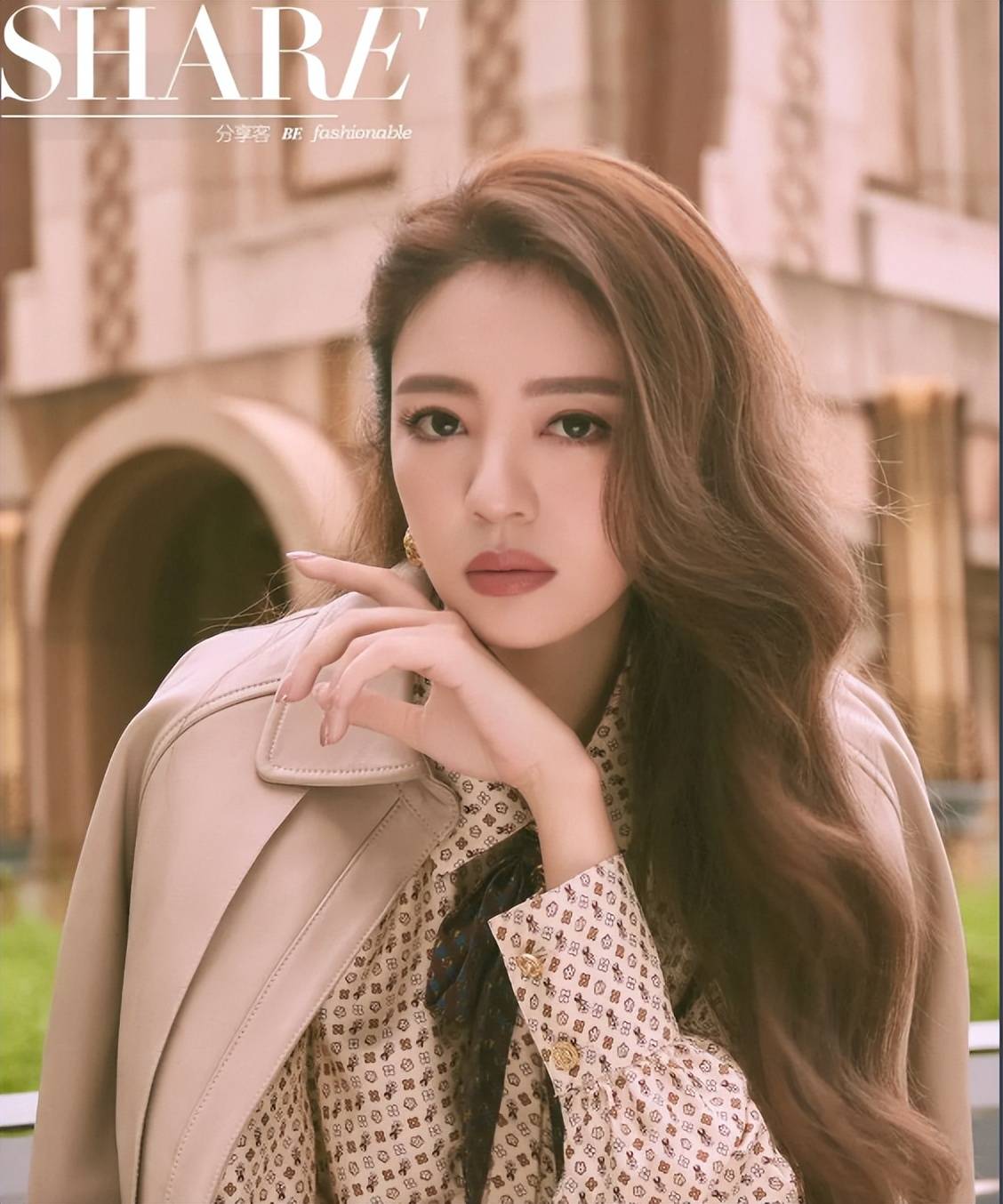 安以轩的父亲因女儿丈夫自杀,而丈夫卷入犯罪涉嫌被抓,探寻安以轩的生