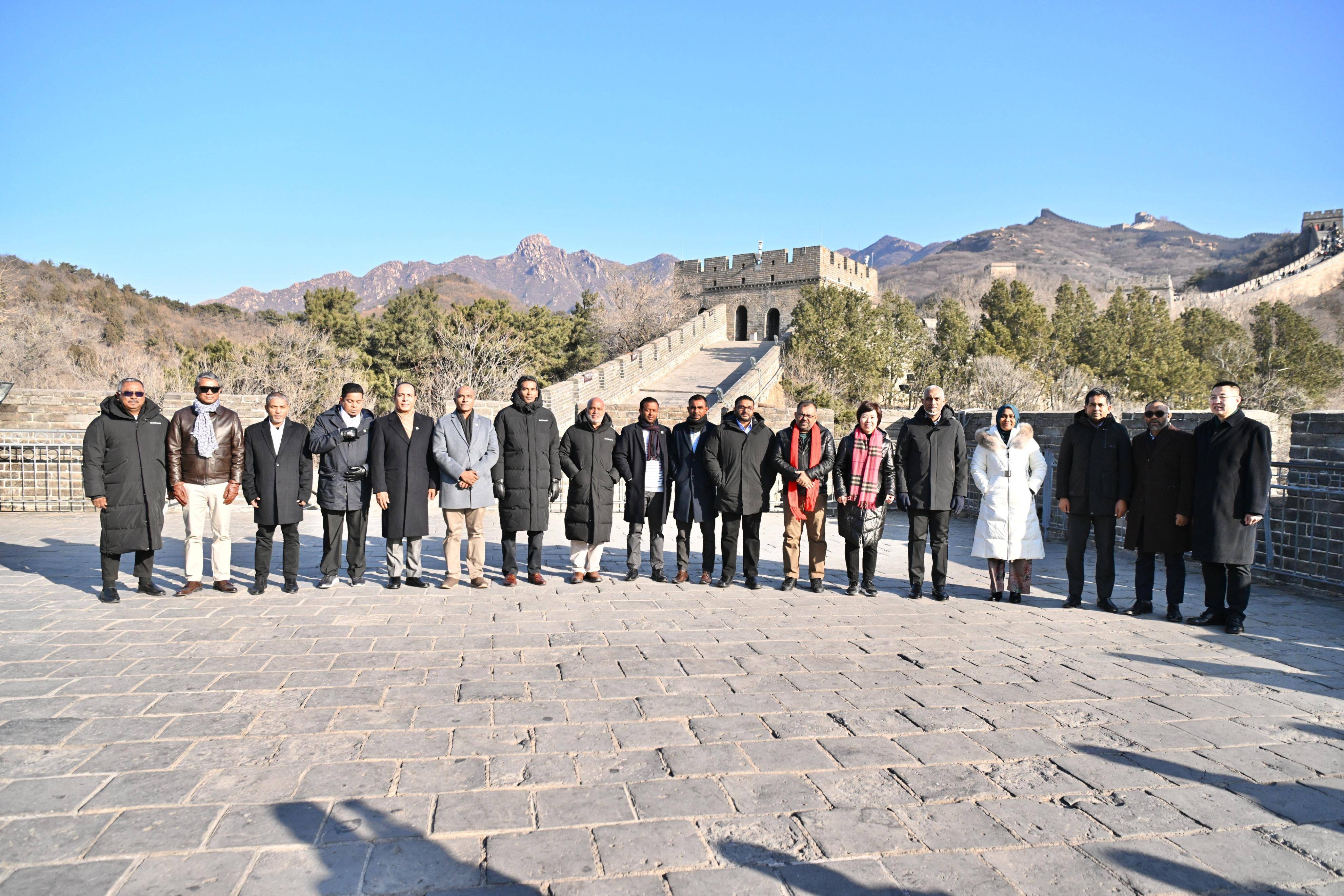 而在长城上就更冷了,马尔代夫第一夫人平时都是穿着非常传统的服饰,而