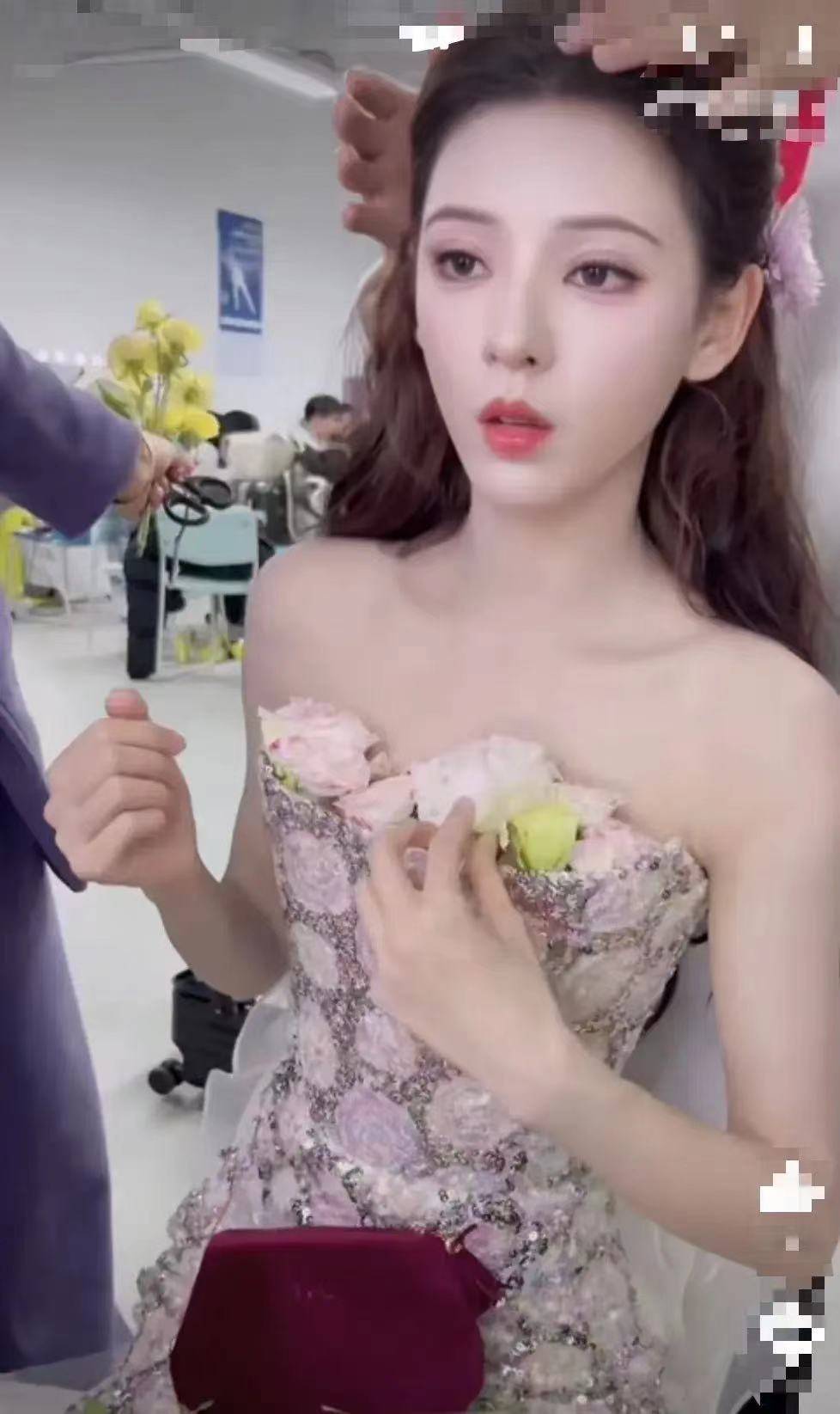 张予曦为防走光在胸口插花,究竟是创意独特还是太瘦了?