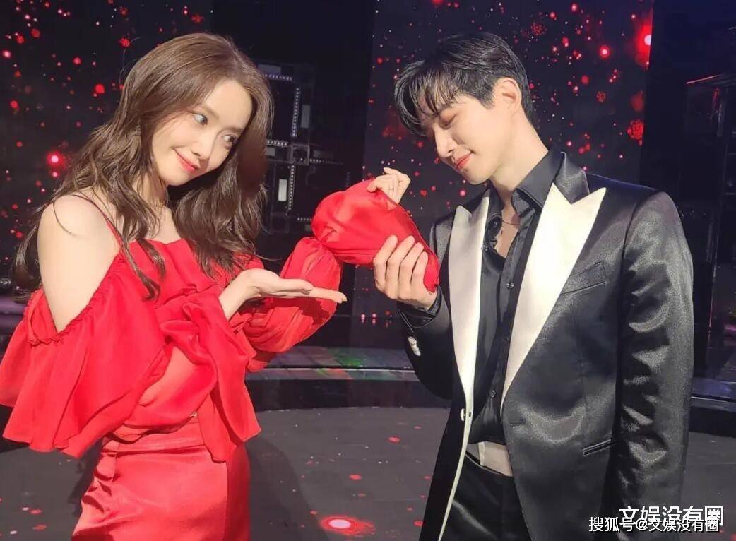 林允儿和李俊昊同为1990年生人,其中,允儿于2007年以少女时代成员身份