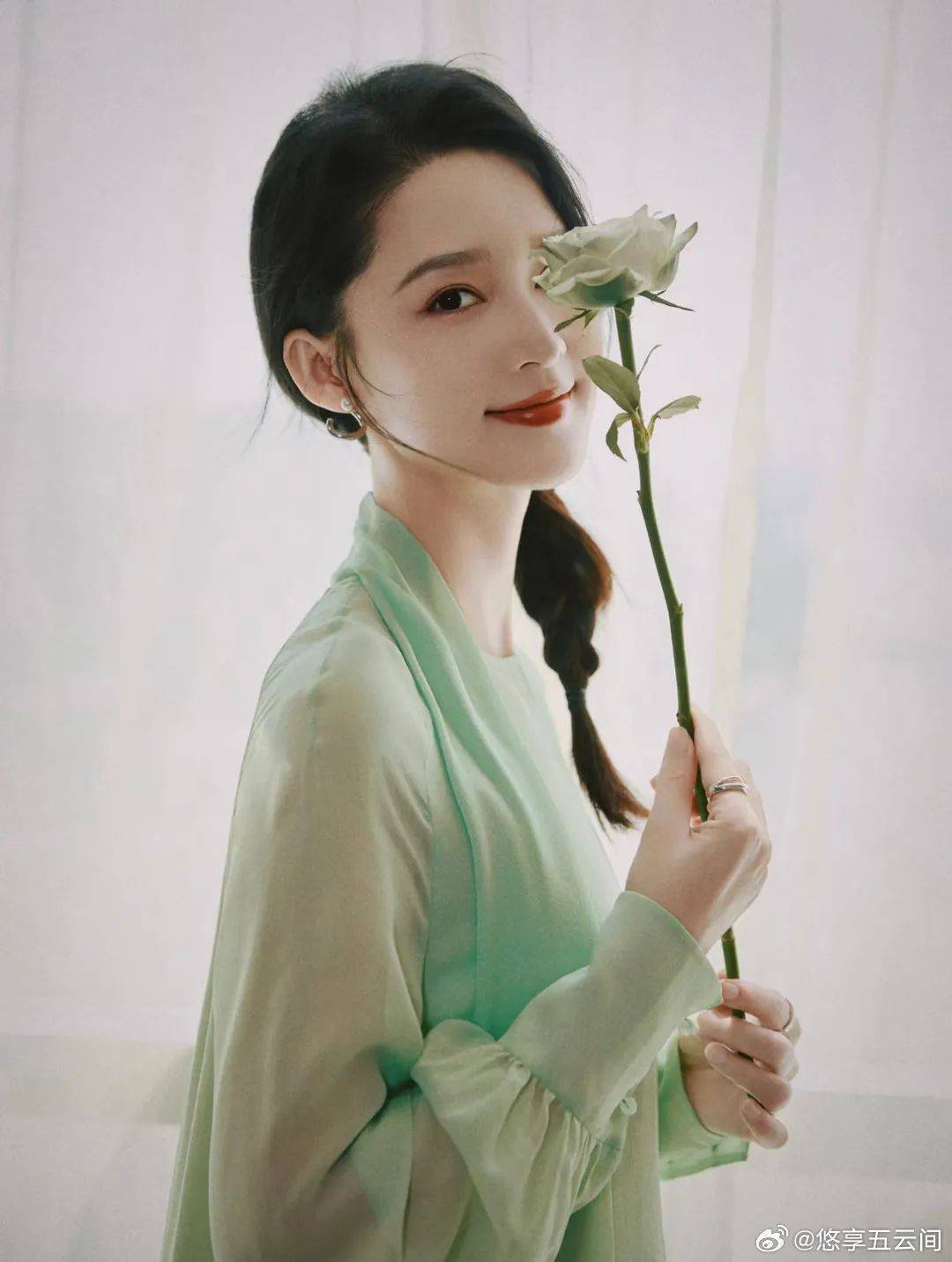 林依轮妻子西华晒近照住亿万豪宅被老公宠爱30年12