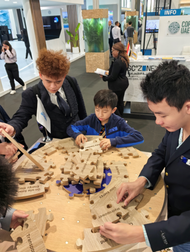 论坛嘉宾考察位于阿布扎比市的马斯达尔城和扎伊德大学2023年12月5日