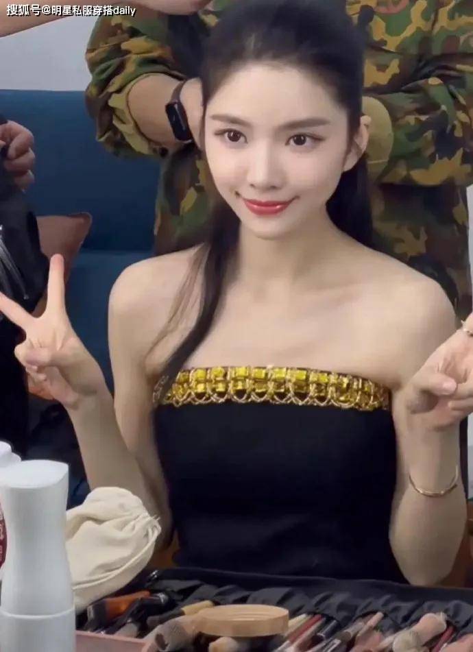 杜淳老婆王灿自信晒全素颜,金边黑色抹胸裙搭配精致妆发怒变女神_状态