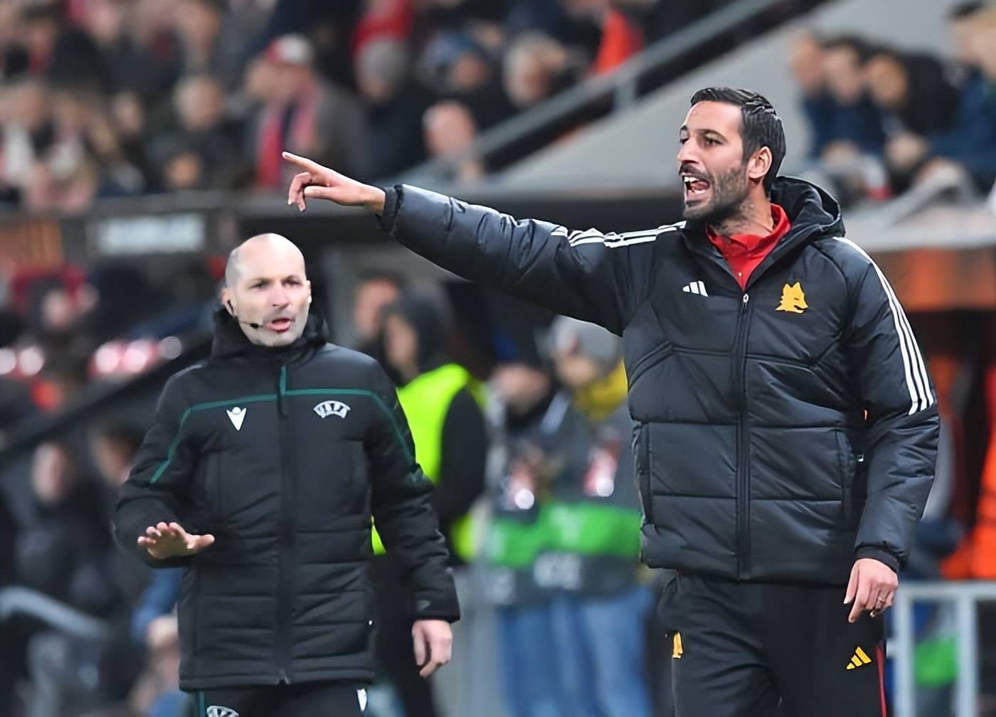 罗马中卫曼奇尼作为球队队长,与穆帅告别,穆帅助教清空储物柜