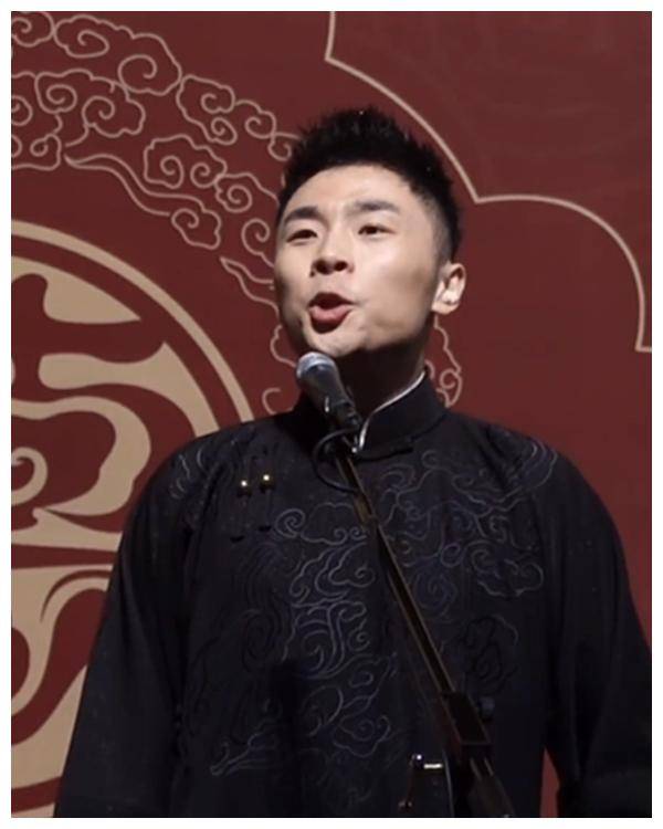 岳云鹏参加相声春晚录制,穿刺绣大褂登台,小岳岳地位一目了然_郭德纲