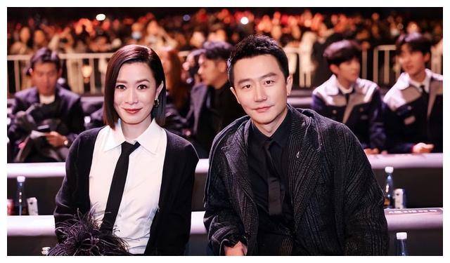 肖战,白鹿忙着聊天,黄轩,佘诗曼同框合影,景甜,辛芷蕾,秦岚一起对着