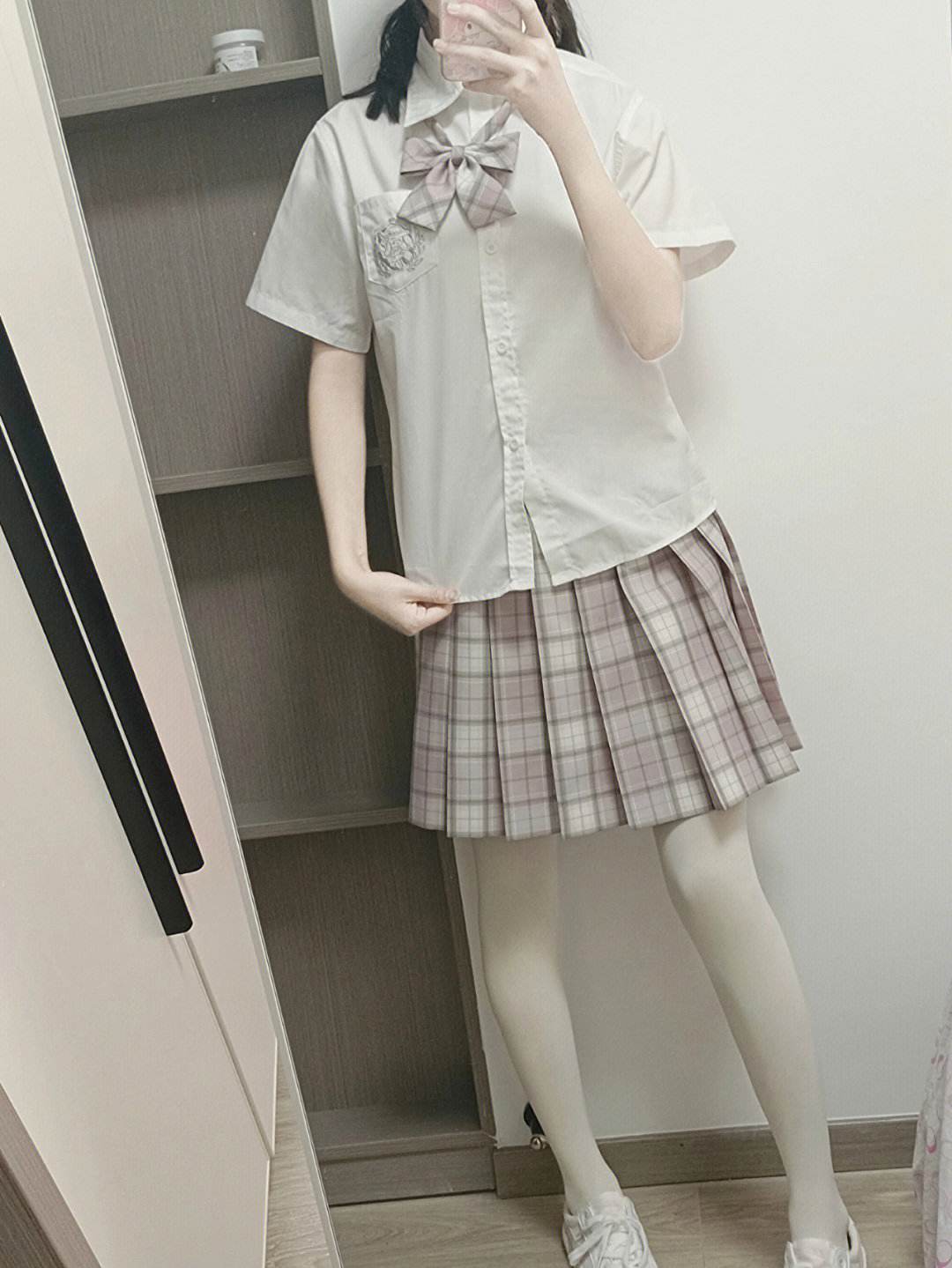 白色裤袜有神奇的遮盖效果,让你瞬间拥有修长美腿.