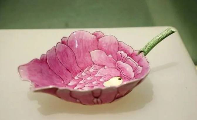 美術品・アンティーク・コレクション 大清光緒蓮花粉彩記念秋操杯 茶掻