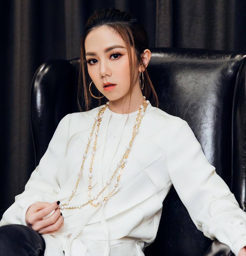 邓紫棋遭遇中年危机,103首歌版权被冻结,连名字都成商标_公司_蜂鸟