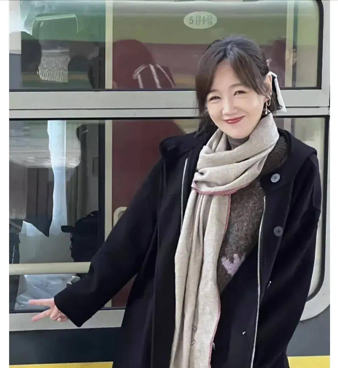 45岁薛佳凝现身上海街头,和路人握手交谈,胖头脸肿被网友吐槽_胡歌