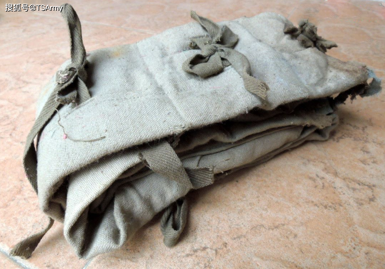 第一种是普通战士的步枪弹药袋,这和当时八路军,国军的弹药袋一样