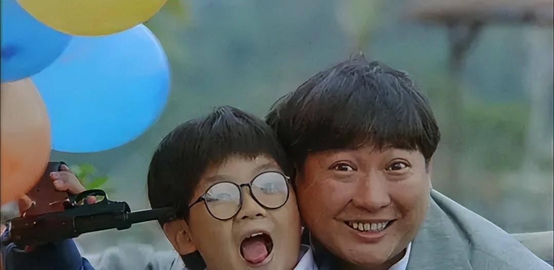 而另一个影帝柯俊雄,当时也是社会隐藏大佬,所以成龙,洪金宝和柯俊雄