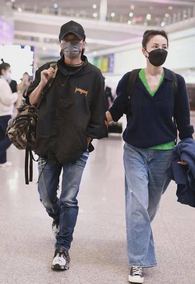 王菲和谢霆锋走机场!