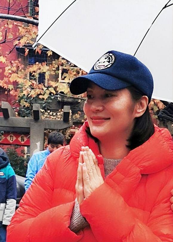 张潮不仅抢着主动做家务,还会在回到家时给妻子准备惊喜,而艾丽玛也