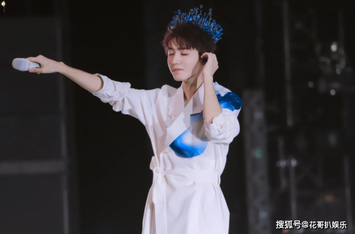 王俊凯怒斥代拍事件不断发酵,被扒出他很双标,指桑骂槐代拍背锅_明星