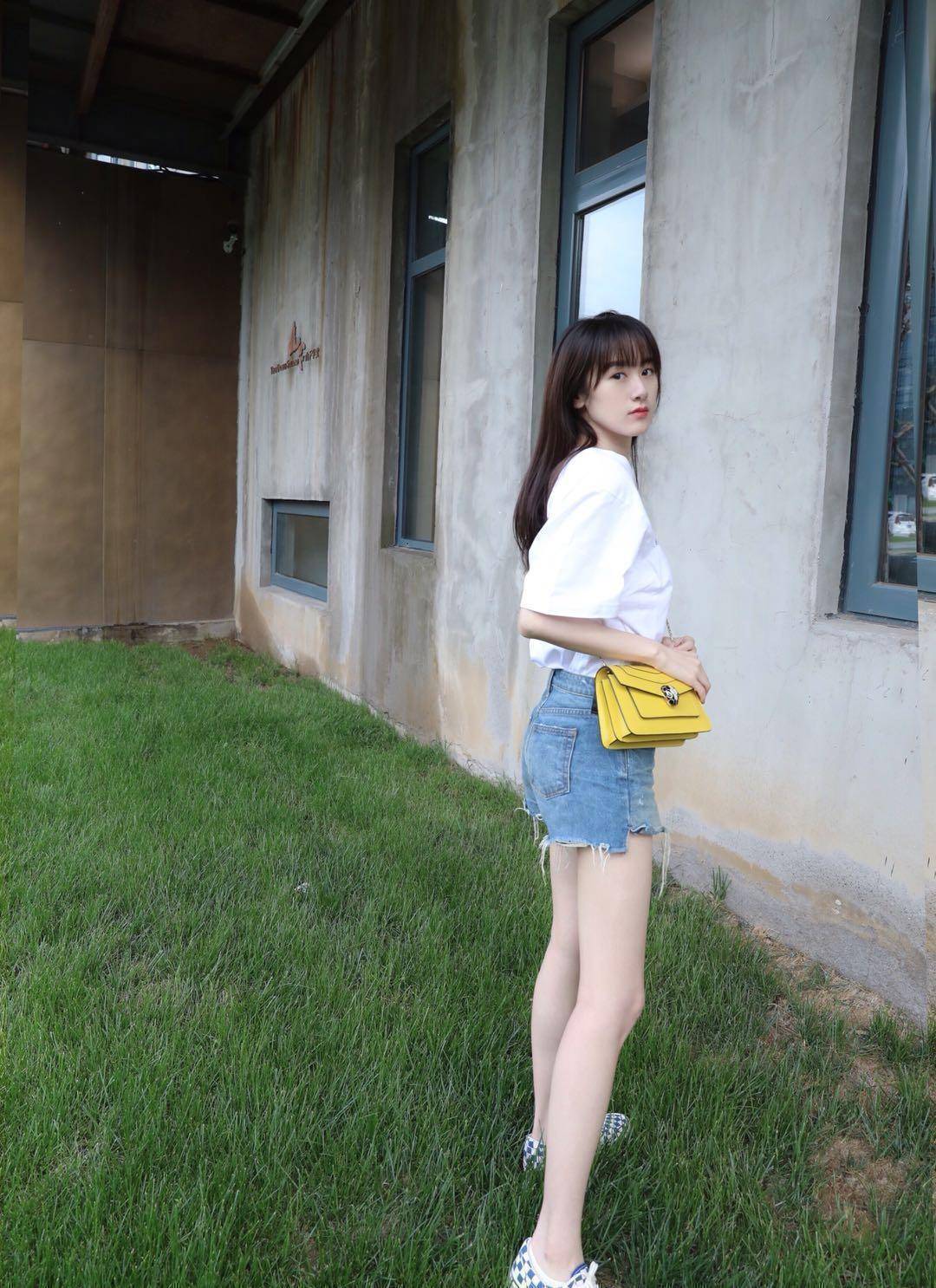 夏天拍照,少不了白t 牛仔短裤,为啥咱就没袁冰妍穿的好看呢_健身_好