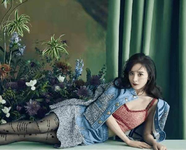 杨幂最新大片上演丝袜秀!