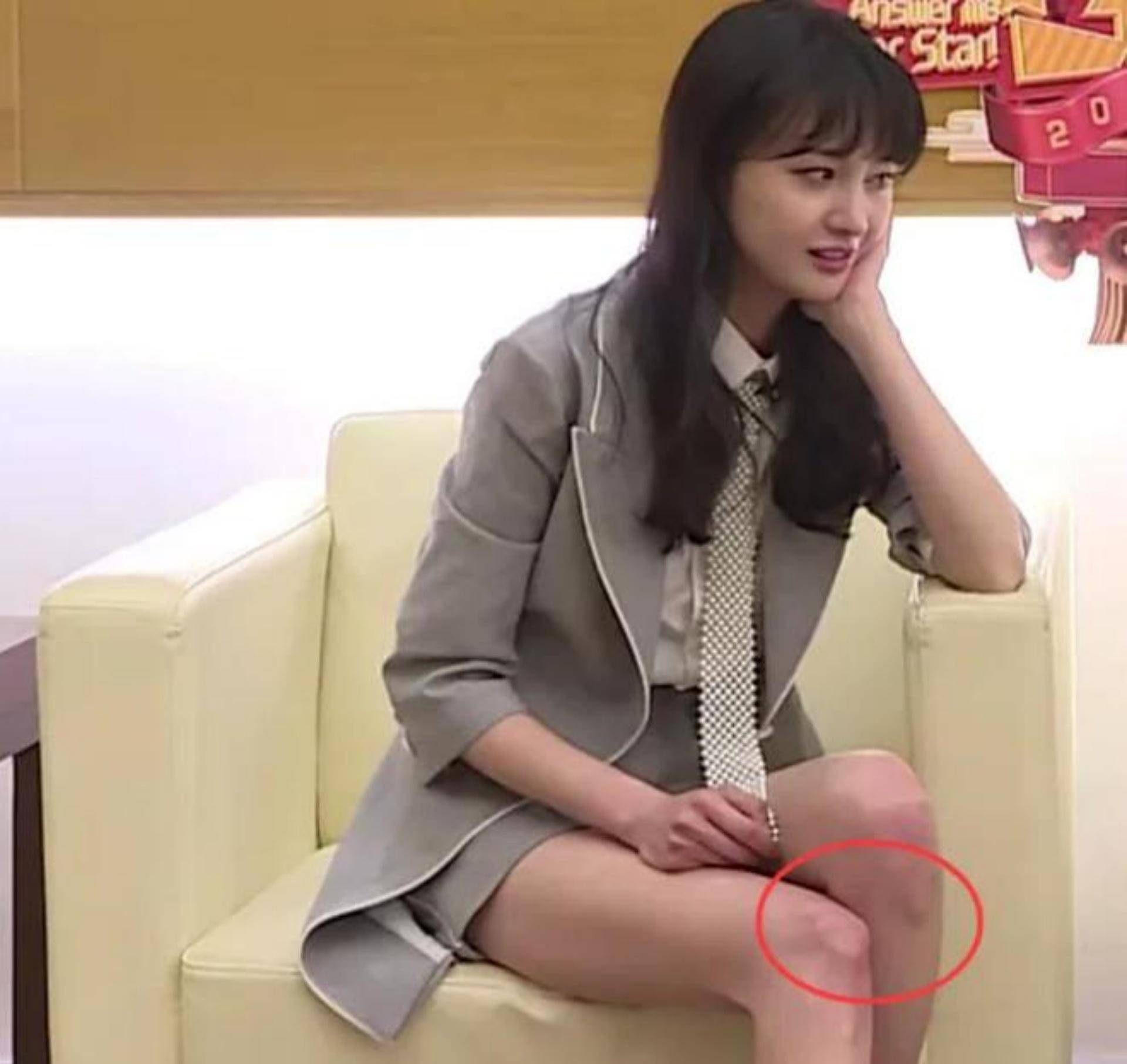 郑爽近照被曝出!染黄发,肉肉的小脸!五位数名牌鞋引热议!