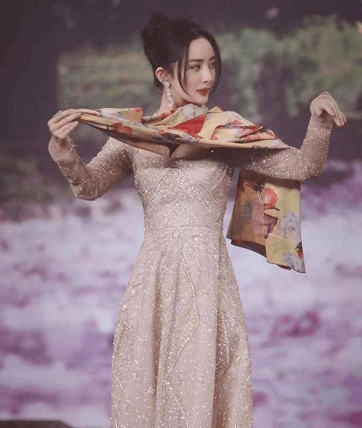 杨幂最新大片上演丝袜秀!