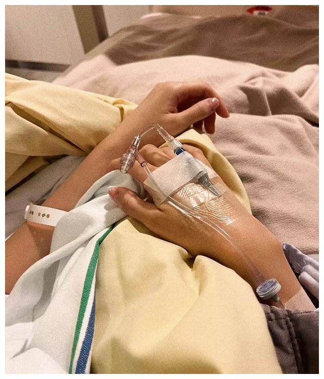 事后她上传了一张躺在病床,手插点滴的照片,表示自己因病入院不得已