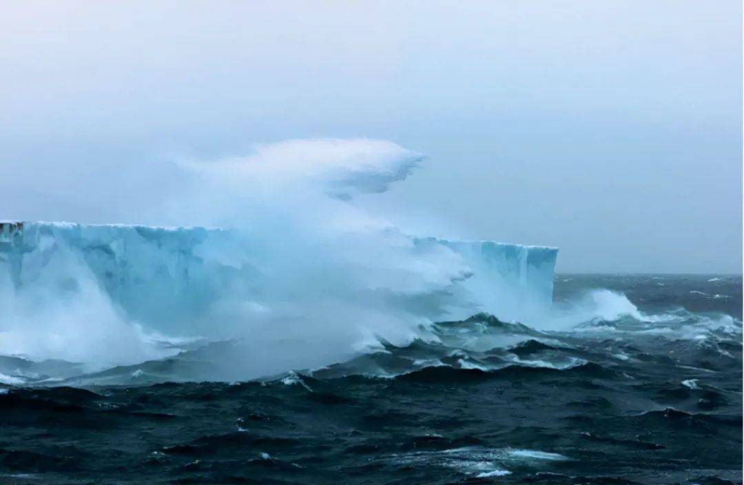 格陵兰岛冰盖下暴雨降水70亿吨,为何我国或将遭遇冷冬?
