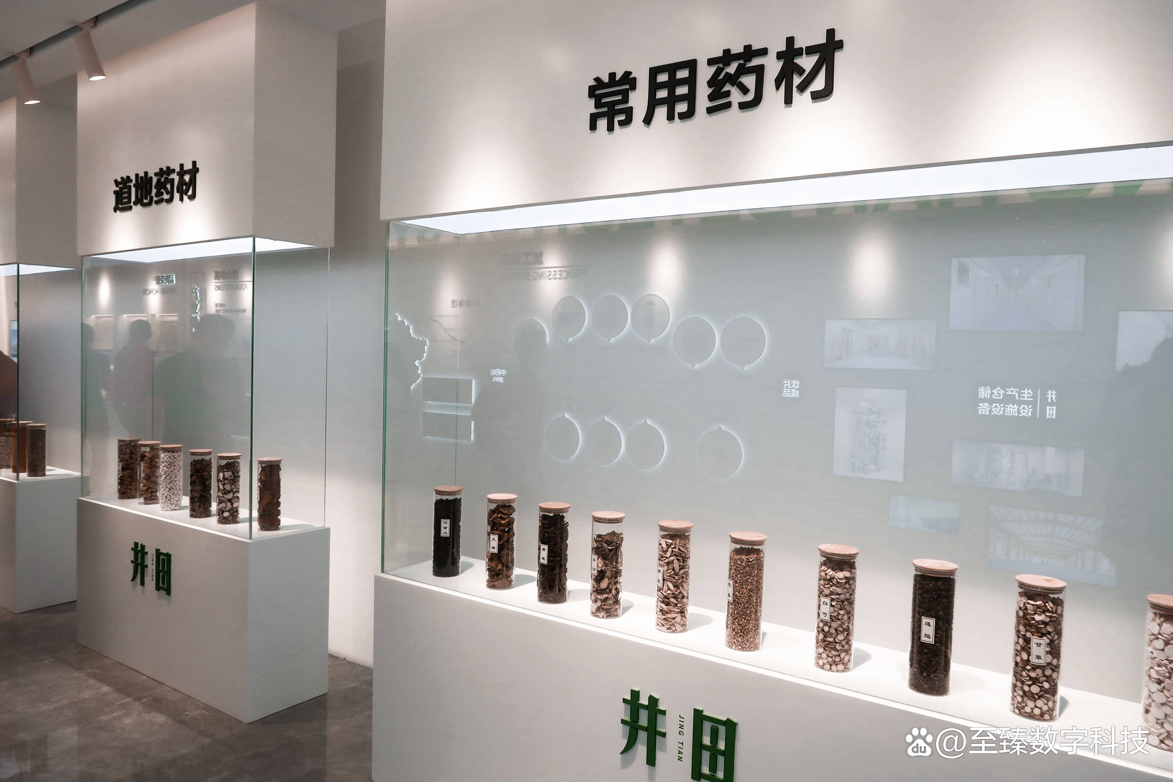 药店橱窗展示设计图片