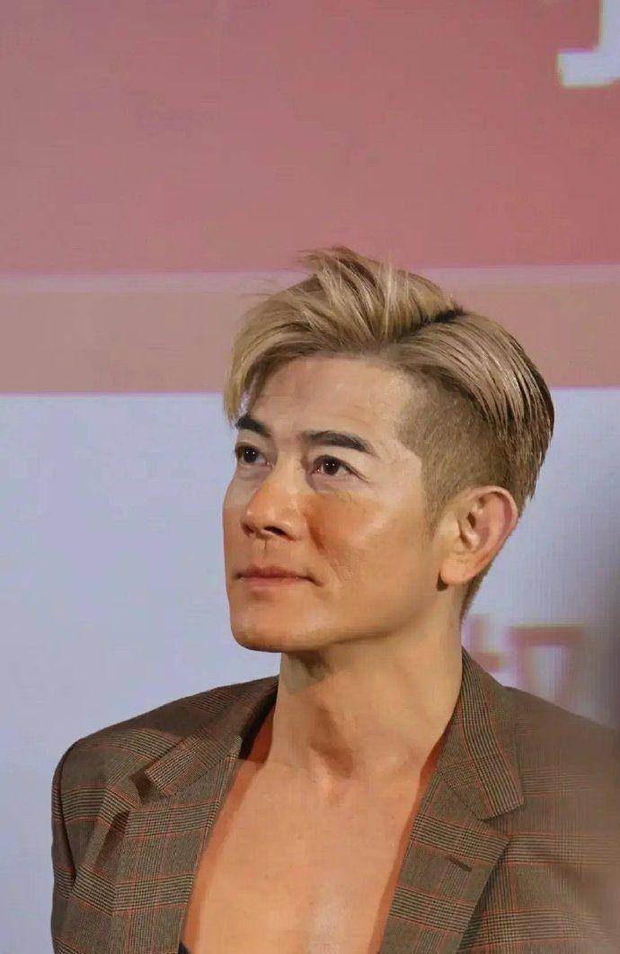 58岁郭富城生图曝光!眼神浑浊?胸前斑点是老年斑?_事业_家庭_音乐