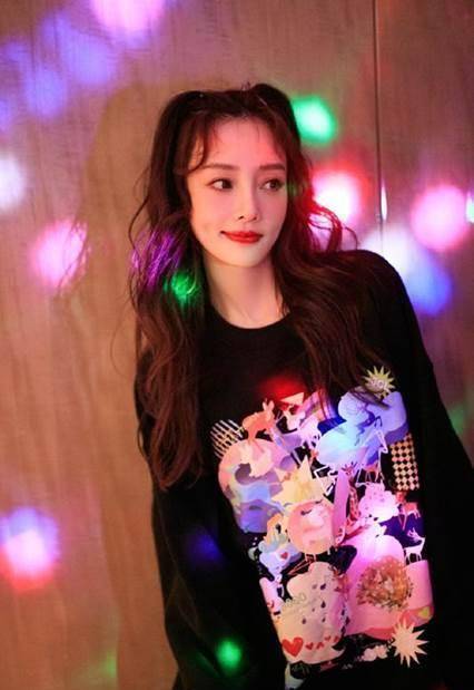 分手后李小璐频繁晒照,38岁反而"逆生长",丝毫不影响心情_好身材_黑色