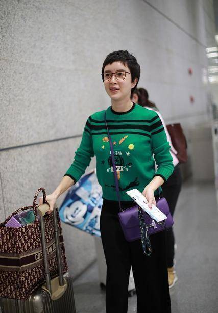 金巧巧总有一种乡土气质,素颜加上短发,老了更没了女人味!